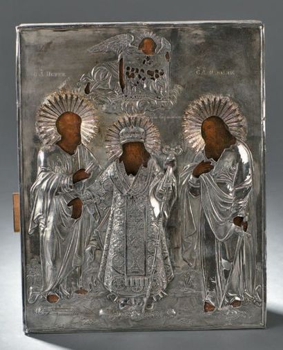  Saint évêque entouré de saint Pierre et de saint Paul Au sommet de l'icône est représentée...