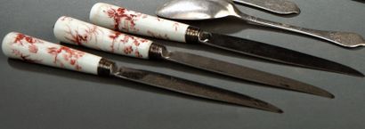 SAINT-CLOUD, XVIIIe siècle, vers 1740 Ensemble de trois couteaux à manche en porcelaine...