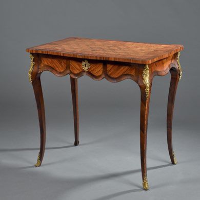 Table de salon, de style Louis XV En placage...