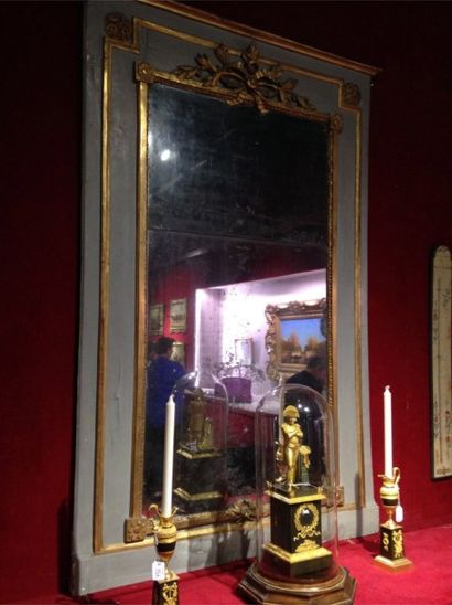 null Trumeau, d'époque Louis XVI En bois mouluré, laqué et doré, à décor de frises...