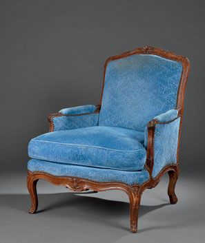 null Bergère, de style Louis XV, par Jansen En bois naturel mouluré et sculpté, à...