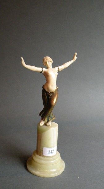 L. BARTHéLéMY (d'après) 
Danseuse
Chryséléphantine. Épreuve en bronze à patine mordorée,...