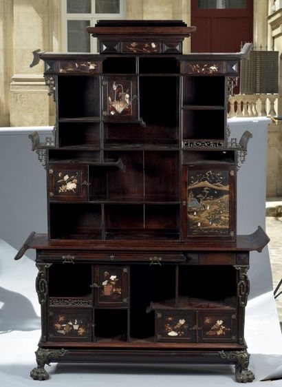 null Important cabinet japonisant en bois exotique et bronze attribué à Gabriel Viardot...