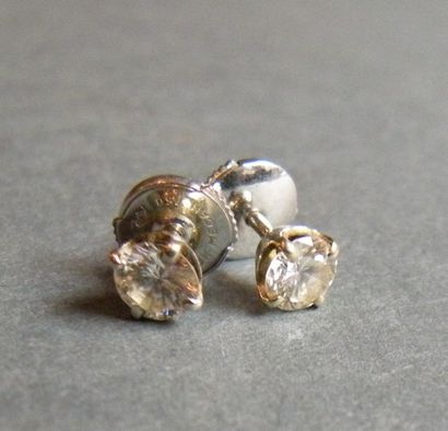 null Paire de boucles d'oreille serties de deux diamants de taille moderne d'environ...