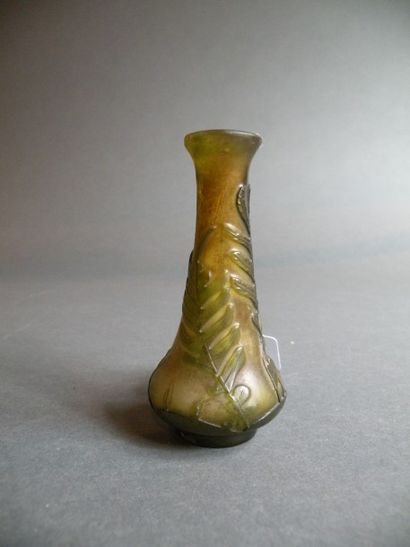 Émile GALLÉ (1846-1904) 
Vase miniature soliflore sur talon. Epreuve de tirage industriel...