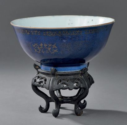 null Bol en porcelaine bleu poudré, Chine, XIXe s.
L'extérieur décoré à l'or sur...