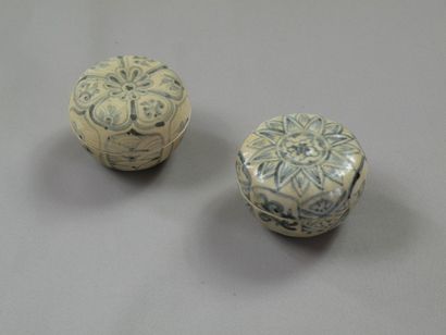 null Deux petites boîtes couvertes en porcelaine bleu blanc, Vietnam, fin du XVe...