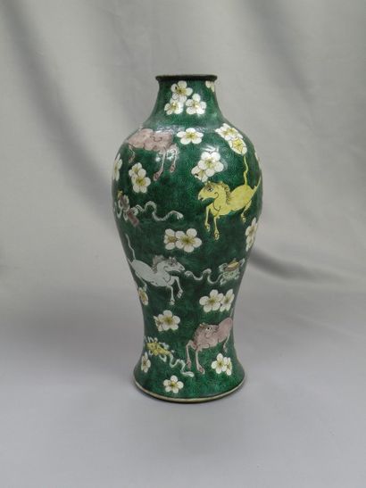 null Vase en porcelaine Famille Verte, Chine, XIXe s.
Forme balustre à décor de chevaux...