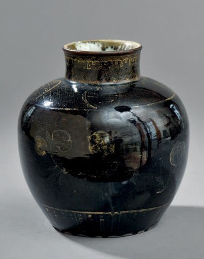 null Vase en porcelaine émaillée noir et décor or, Chine, XIXe siècle
La panse ovoïde...