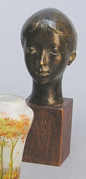 TRAVAIL FRANÇAIS, 1925 Buste de jeune fille Epreuve en bronze à patine verte, fonte...