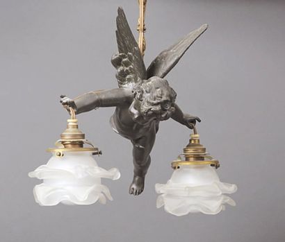 Travail FRANÇAIS SUSPENSION à l'angelot à deux lumières. Régule patiné et bronze...