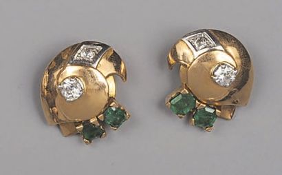 null PAIRE DE BOUCLES D'OREILLES CLIPS en or, diamants et émeraudes. Epoque 1935....