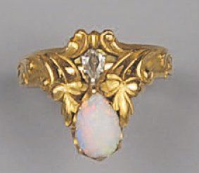 null BAGUE en or, opale et diamant, décor gravé de feuillages. Epoque Art Nouveau....