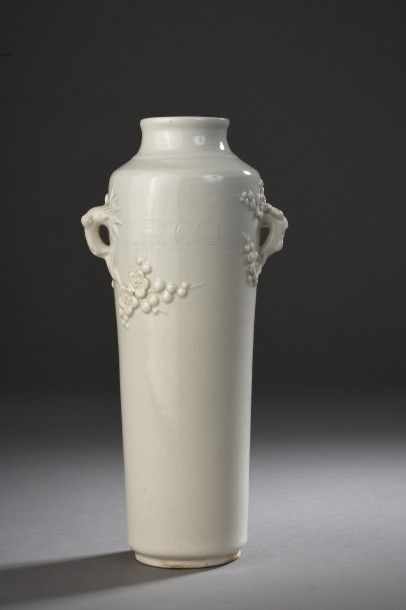 Vase en porcelaine Blanc de Chine 
Chine,...