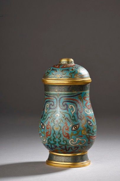 Vase couvert en bronze doré et émaux cloisonnés

Chine,...