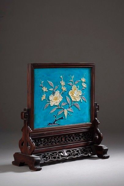 null Ecran de table en céramique Fahua 

Chine, XVIe, XVIIe siècle

La plaque rectangulaire,...