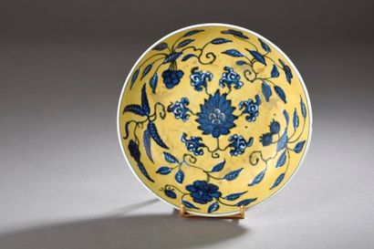 null Petite coupe en porcelaine à décor bleu sous couverte sur fond jaune

Chine,...