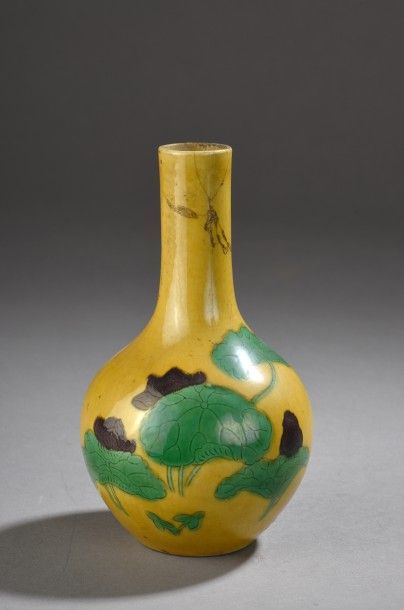 null Petit vase bouteille en porcelaine émaillée vert et aubergine sur fond jaune

Chine,...