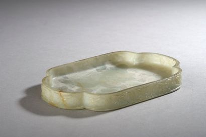 null Coupelle en jade de style moghol. 

Chine, XIXe siècle 

Plate, quadrilobée,...