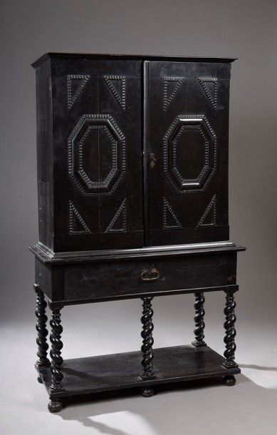 null Cabinet en placage d’ébène, travail anversois de la fin du XVIIe siècle

Il...
