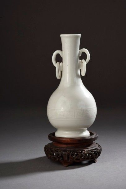 null Petit vase en porcelaine Blanc de Chine 

Chine, XVIIIe siècle

De forme bouteille,...