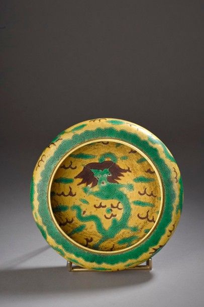 null Coupe en porcelaine jaune, vert aubergine, 

Chine, XIXe siècle

Circulaire,...