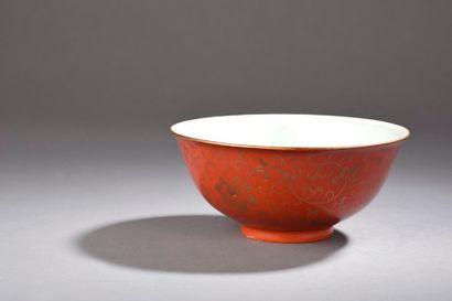 null Bol en porcelaine à fond corail et décor or

Chine, XIXe siècle

La bordure...