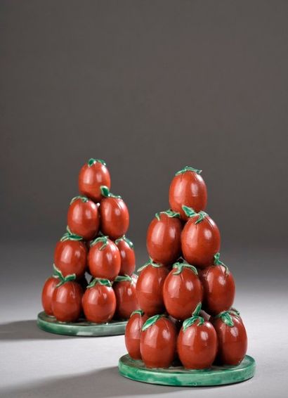 Paire de pyramides de tomates en porcelaine...
