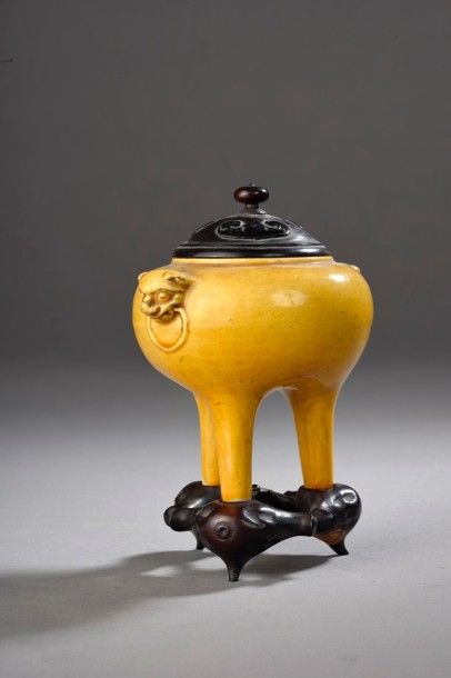 null Petit brûle-parfum tripode en porcelaine à glaçure jaune

Chine, XVIIIe siècle

La...