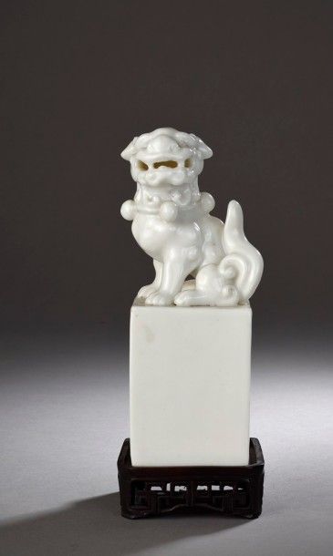null Cachet en porcelaine Blanc de Chine

Chine, XIXe siècle

De section carrée,...