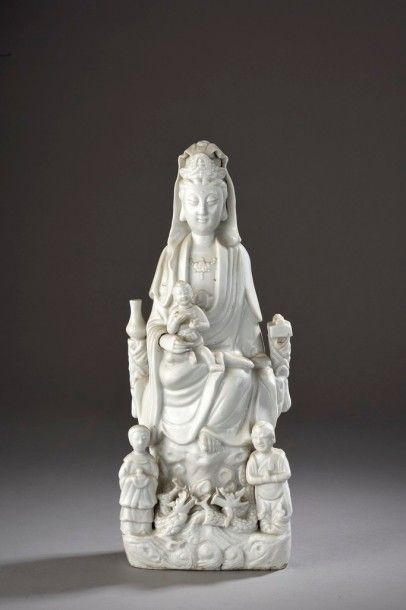null Statuette de Guanyin à l'enfant en porcelaine Blanc de Chine

Chine, XIXe siècle

Assise...