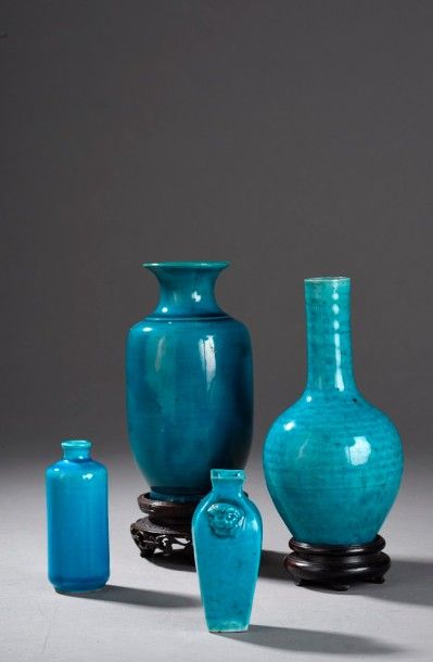 Deux vases et deux vases miniatures turquoises

Chine,...