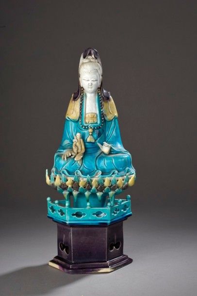 Statuette de Guanyin en biscuit émaillé turquoise,...