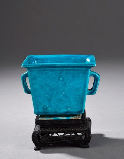 null Petite coupe carrée en porcelaine turquoise

Chine, époque Kangxi (1662-1722)...