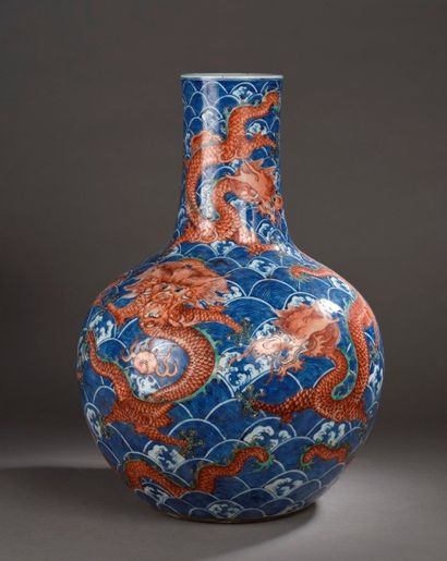 null Grand vase Tianqiuping en porcelaine bleu blanc, vert et rouge de fer

Chine,...