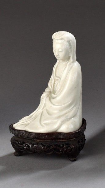 null Petite statuette de Guanyin en porcelaine

Blanc de Chine

Chine, XVIIIe siècle

Assise,...