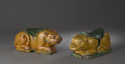 null Deux oreillers en terre cuite émaillée jaune et vert
Chine, époque Ming (1368...