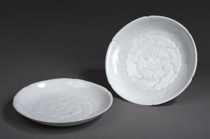 null Paire de coupelles en porcelaine à glaçure blanche, Chine, XVIIIe siècle
à décor...