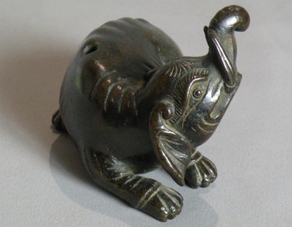 Compte goutte en bronze 
Chine, XVIIe siècle
Forme...