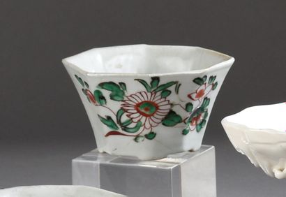 Deux coupes octogonales en porcelaine Chine,...