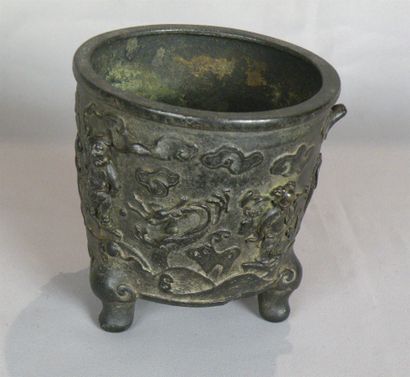 null Brûle parfum tripode en bronze
Chine, fin de l'époque Ming, XVIIe siècle
Cylindrique,...