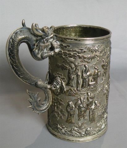 null Chope en argent
Chine, Canton, Circa 1898
Cylindrique, le pourtour entièrement...