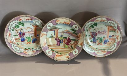 null Trois assiettes en porcelaine Famille Rose à décor mandarin
Chine, XVIIIe siècle
Deux...