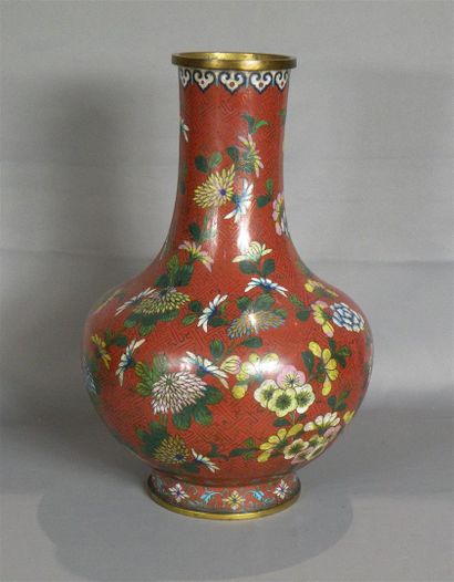 null Vase en bronze et émaux cloisonnés 
Chine, début du XXe siècle
La panse globulaire...