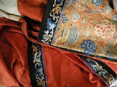 null Six jupes en soie brodée
Chine, époque Guangxu, début du XXe siècle
Brodées...