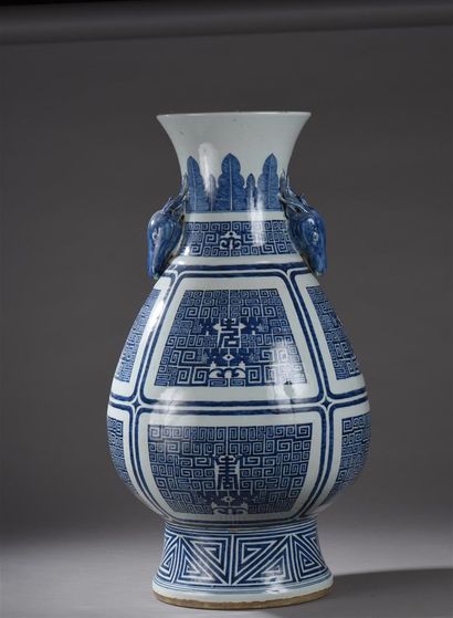 null Grand vase en porcelaine bleu blanc, Chine, époque Guangxu (1875-1908)
Le corps...