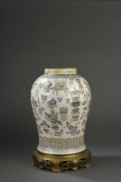 null Potiche en porcelaine polychrome
Chine, fin du XIXe, début du XXe siècle
De...