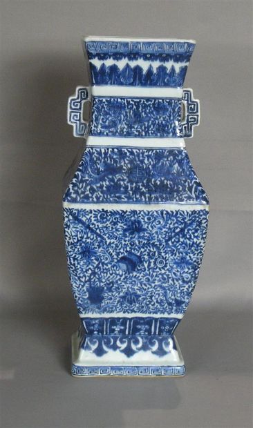 null Vase Hu en porcelaine bleu blanc
Chine, XIXe siècle
De forme quadrangulaire...