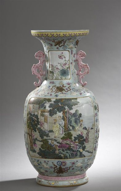 Grand vase en porcelaine Famille Rose
Chine,...