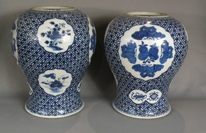 null Paire de potiches en porcelaine bleu blanc
Chine, fin du XIXe siècle
Balustre,...